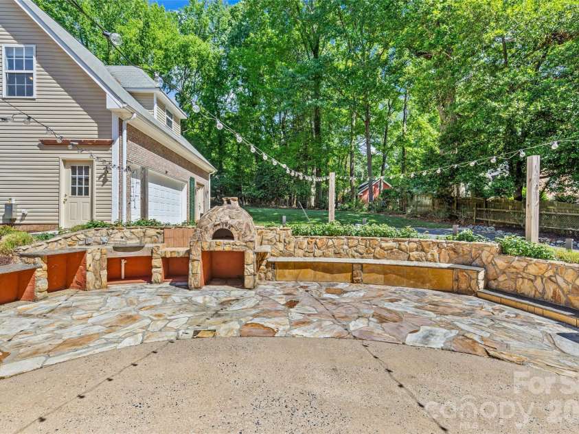2700 Pencoyd Lane, Charlotte, NC 28210.  MLS# CAR4379709, YatesRealty ID 25025. 