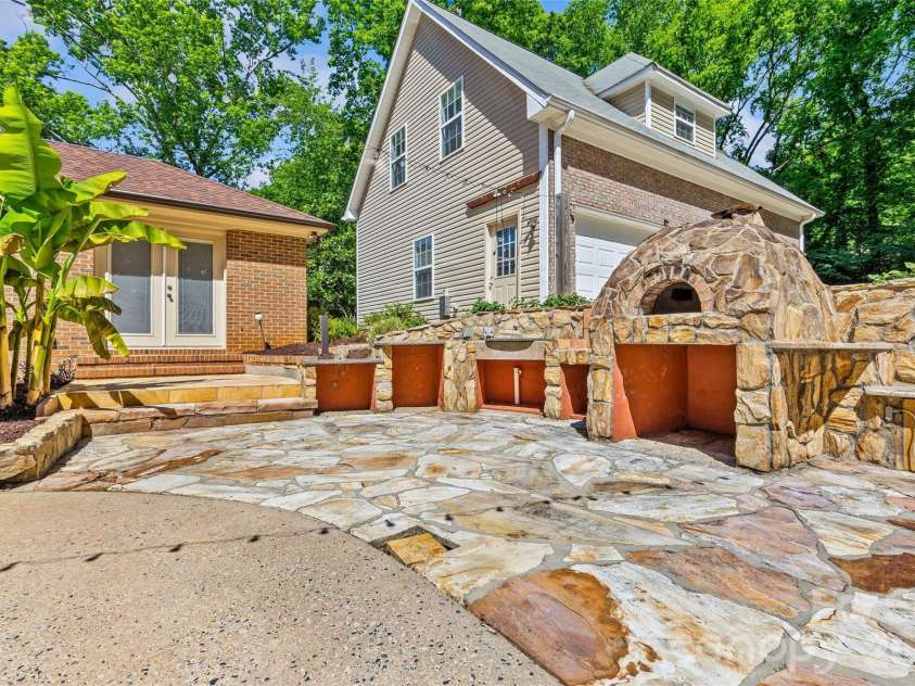 2700 Pencoyd Lane, Charlotte, NC 28210.  MLS# CAR4379709, YatesRealty ID 25025. 