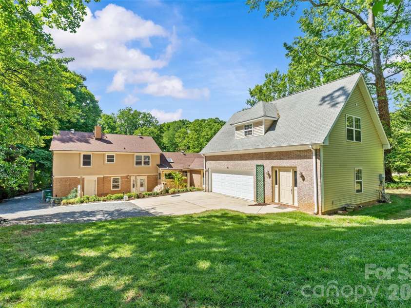 2700 Pencoyd Lane, Charlotte, NC 28210.  MLS# CAR4379709, YatesRealty ID 25025. 