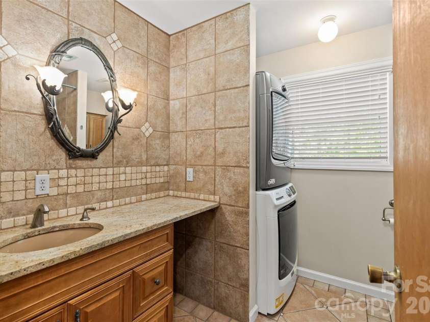 2700 Pencoyd Lane, Charlotte, NC 28210.  MLS# CAR4379709, YatesRealty ID 25025. 