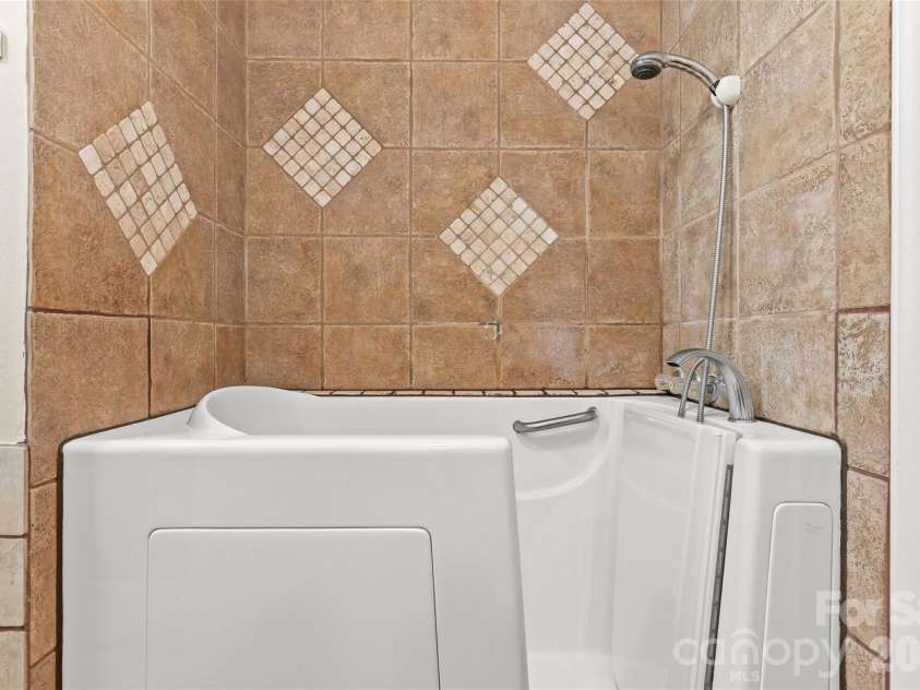 2700 Pencoyd Lane, Charlotte, NC 28210.  MLS# CAR4379709, YatesRealty ID 25025. 