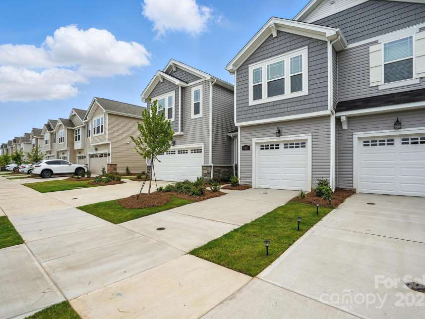 6423 Mallow Crossing Lane, Charlotte, NC 28213.  MLS# CAR4260472, YatesRealty ID 25026. 