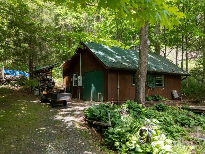 8 Westward Way, Bakersville, NC 28705.  MLS# CAR4384031, YatesRealty ID 25026. 