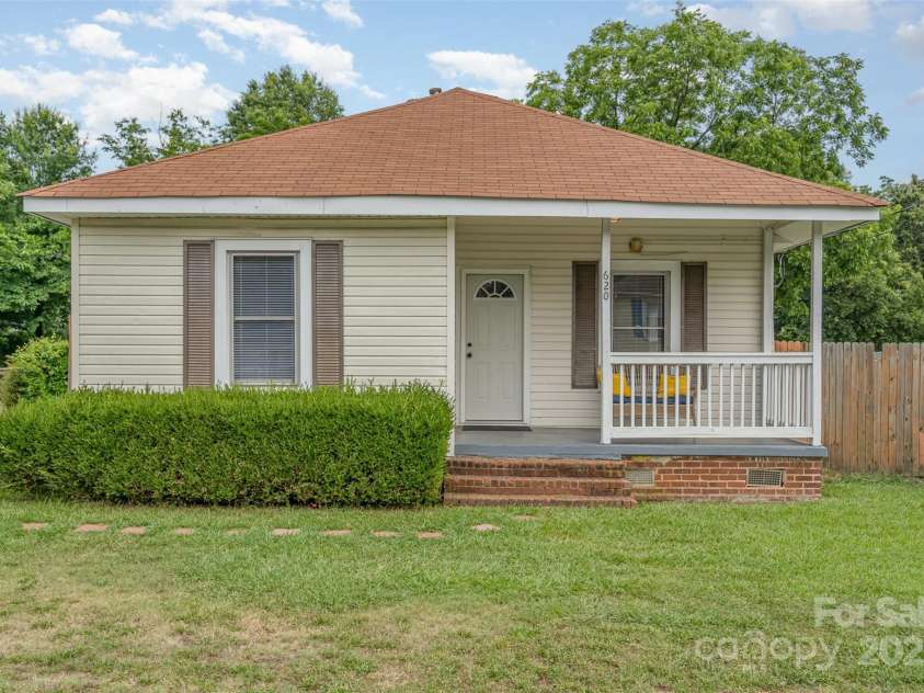 620 Brookwood Drive, Mooresville, NC 28115.  MLS# CAR4276432, YatesRealty ID 25030. 