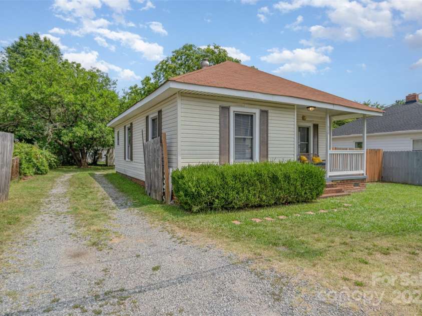 620 Brookwood Drive, Mooresville, NC 28115.  MLS# CAR4276432, YatesRealty ID 25030. 