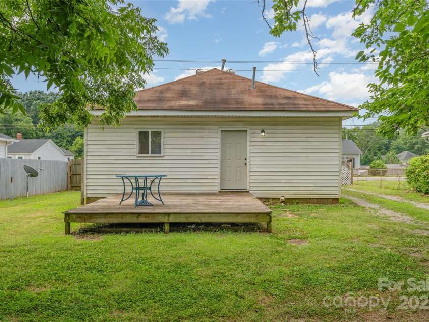 620 Brookwood Drive, Mooresville, NC 28115.  MLS# CAR4276432, YatesRealty ID 25030. 