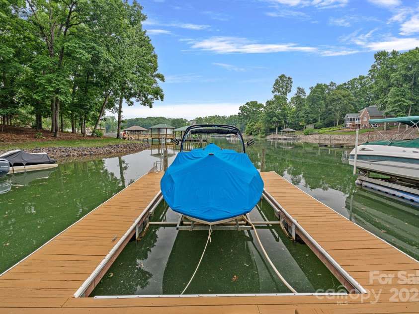 166 Pinnacle Shores Drive, Mooresville, NC 28117.  MLS# CAR4259986, YatesRealty ID 25031. 