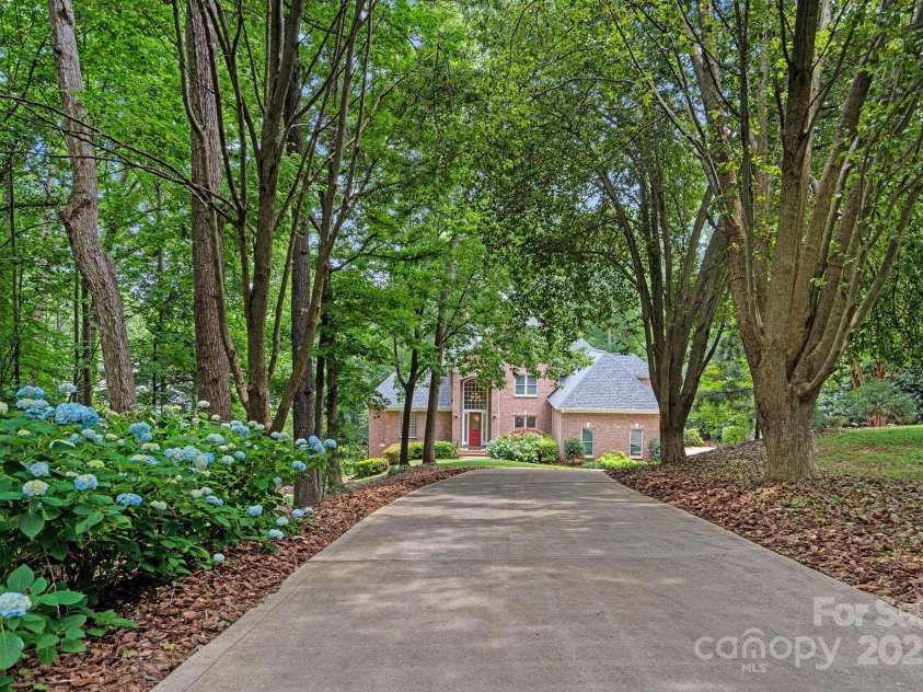 166 Pinnacle Shores Drive, Mooresville, NC 28117.  MLS# CAR4259986, YatesRealty ID 25031. Gorgeous drive into the home!