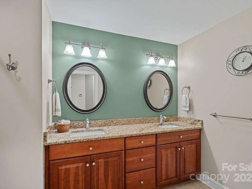 166 Pinnacle Shores Drive, Mooresville, NC 28117.  MLS# CAR4259986, YatesRealty ID 25031. Upper level full bath servicing 2 BR