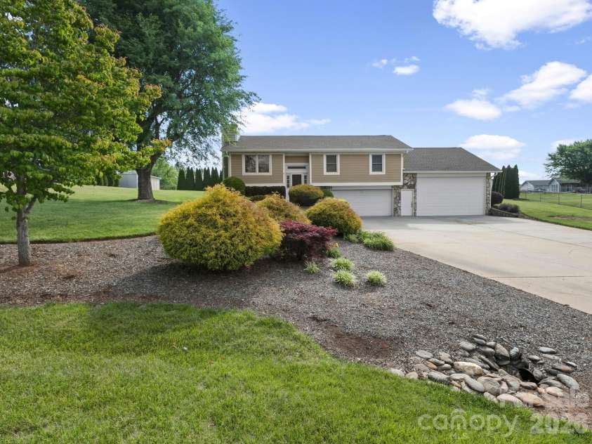 3 Fieldcrest Drive, Candler, NC 28715.  MLS# CAR4379403, YatesRealty ID 25035. 