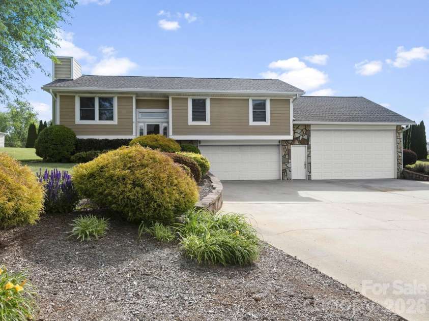 3 Fieldcrest Drive, Candler, NC 28715.  MLS# CAR4379403, YatesRealty ID 25035. 