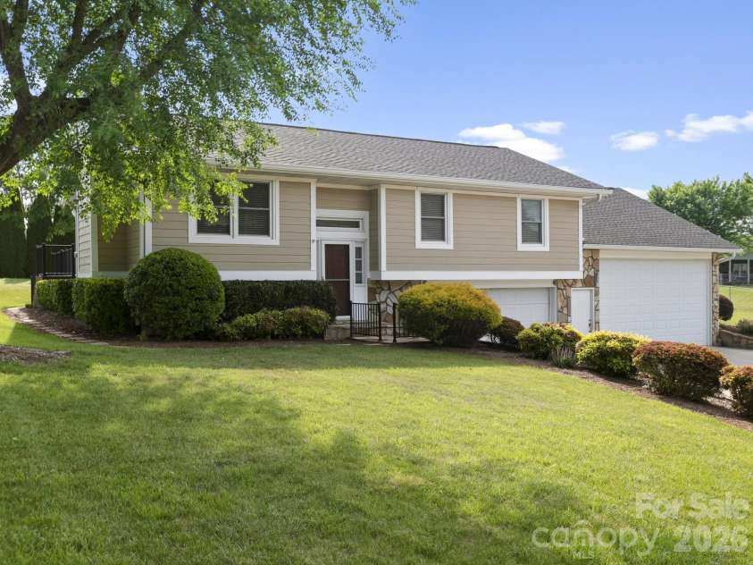 3 Fieldcrest Drive, Candler, NC 28715.  MLS# CAR4379403, YatesRealty ID 25035. 