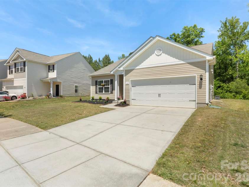 7318 Cuddington Drive, Charlotte, NC 28215.  MLS# CAR4382332, YatesRealty ID 25036. 