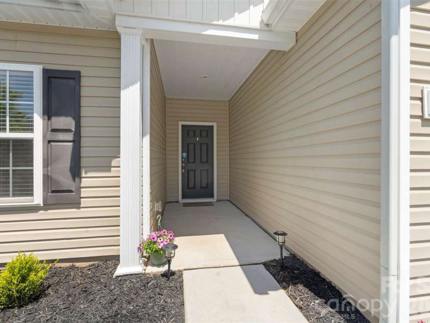 7318 Cuddington Drive, Charlotte, NC 28215.  MLS# CAR4382332, YatesRealty ID 25036. 
