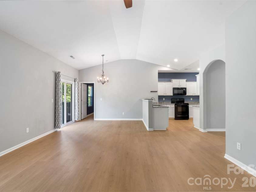 7318 Cuddington Drive, Charlotte, NC 28215.  MLS# CAR4382332, YatesRealty ID 25036. 