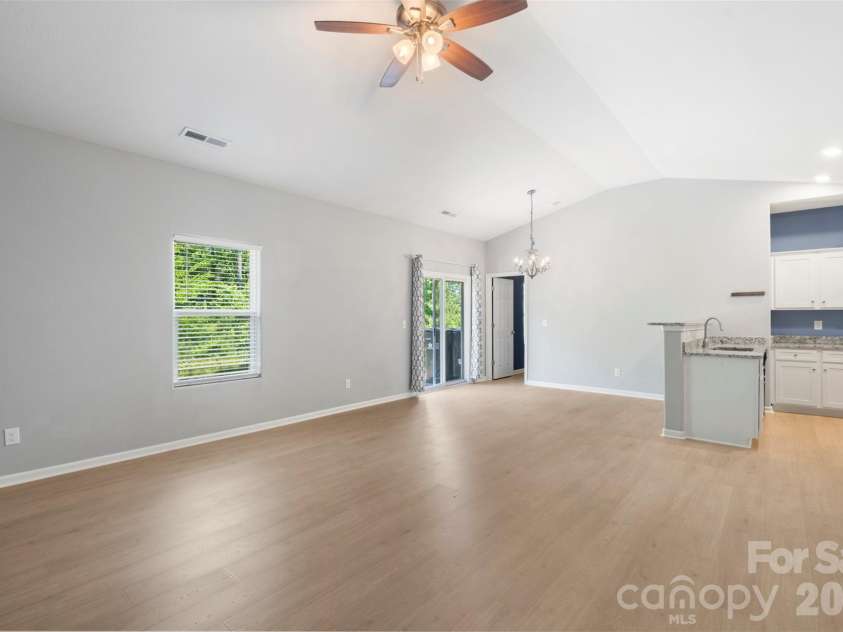 7318 Cuddington Drive, Charlotte, NC 28215.  MLS# CAR4382332, YatesRealty ID 25036. 
