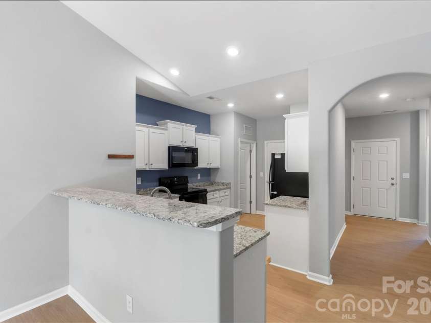 7318 Cuddington Drive, Charlotte, NC 28215.  MLS# CAR4382332, YatesRealty ID 25036. 