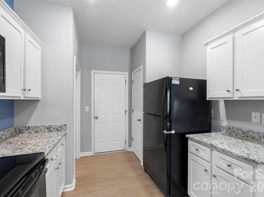 7318 Cuddington Drive, Charlotte, NC 28215.  MLS# CAR4382332, YatesRealty ID 25036. 