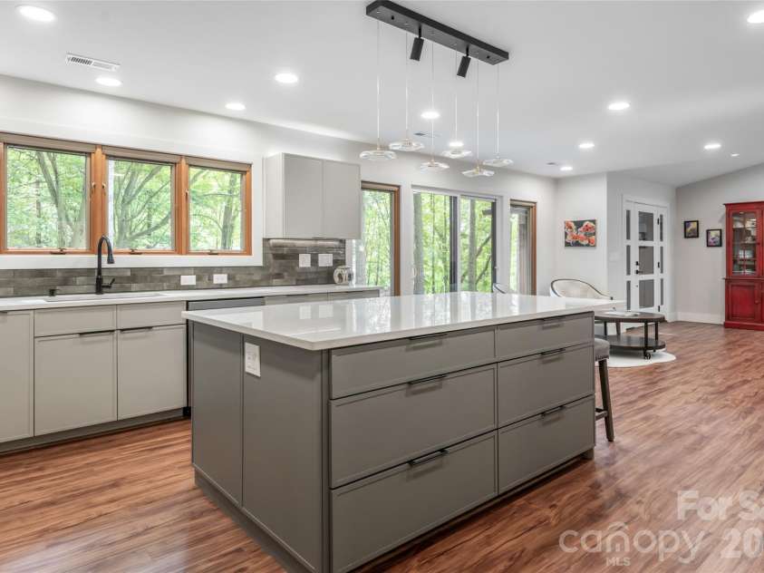 144 Sondley Parkway, Asheville, NC 28805.  MLS# CAR4378270, YatesRealty ID 25039. Kitchen