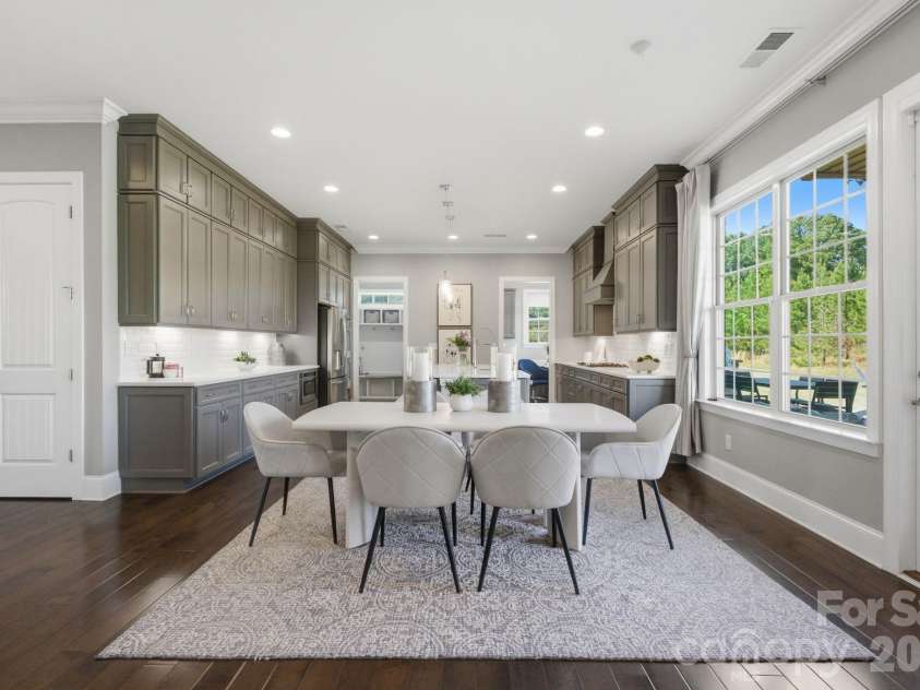1020 Liggets Drive, Matthews, NC 28104.  MLS# CAR4369265, YatesRealty ID 25040. The breakfast/dining area
