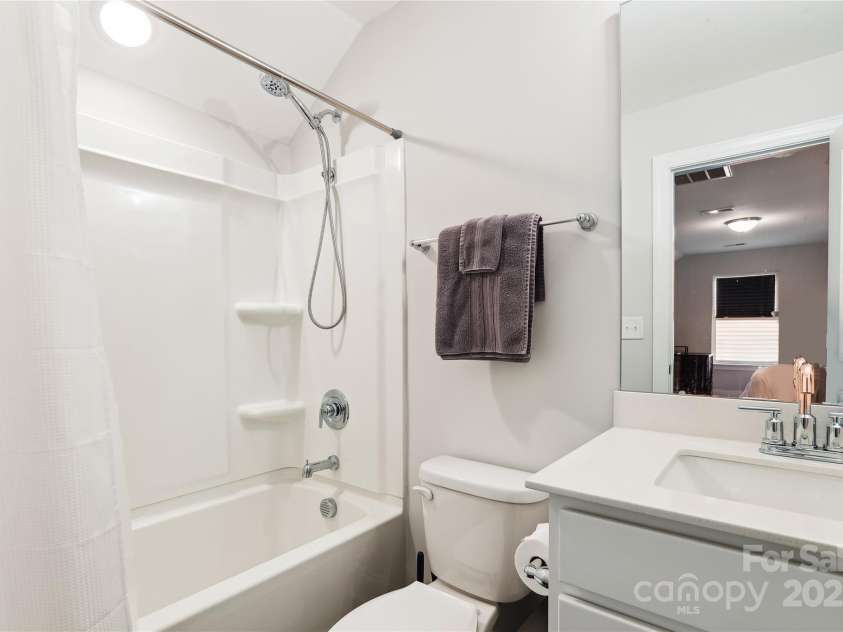 154 Cotton Field Drive, Statesville, NC 28677.  MLS# CAR4274076, YatesRealty ID 25040. 3rd Floor Bathroom