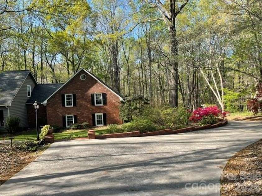 1712 Saddlewood Drive, Fort Mill, SC 29715.  MLS# CAR4381555, YatesRealty ID 25041. 