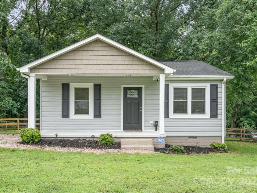 8107 Smith Road, Kannapolis, NC 28081.  MLS# CAR4276804, YatesRealty ID 25042. 