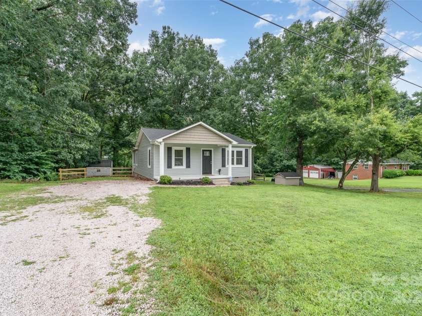 8107 Smith Road, Kannapolis, NC 28081.  MLS# CAR4276804, YatesRealty ID 25042. 