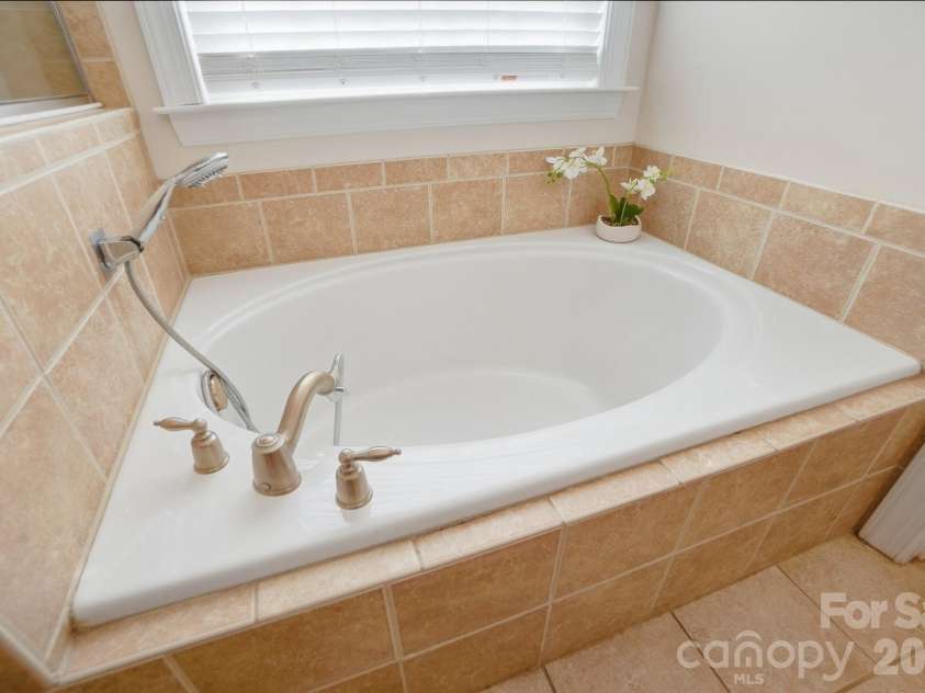 8452 Whitehawk Hill Road, Waxhaw, NC 28173.  MLS# CAR4379622, YatesRealty ID 25043. 