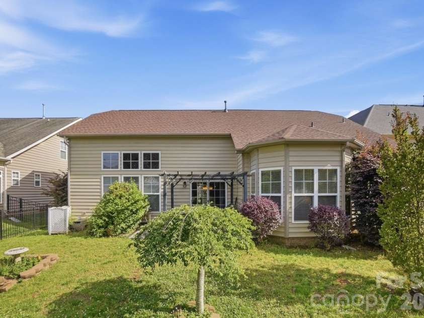 8452 Whitehawk Hill Road, Waxhaw, NC 28173.  MLS# CAR4379622, YatesRealty ID 25043. 