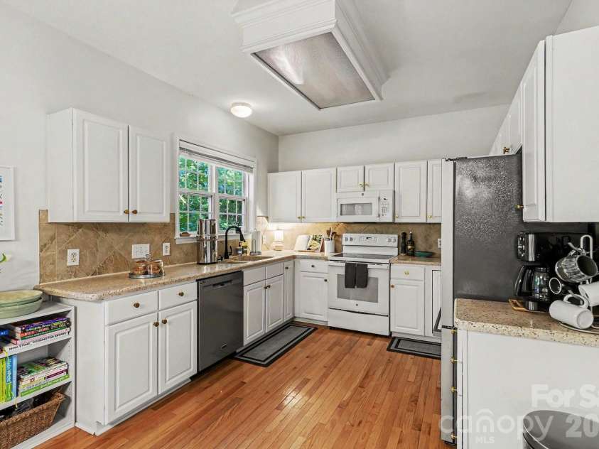 8120 Pelorus Lane, Charlotte, NC 28269.  MLS# CAR4383927, YatesRealty ID 25044. 
