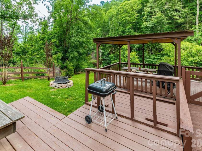 1010 and 1014 Melton Branch Road, Bakersville, NC 28705.  MLS# CAR4333369, YatesRealty ID 25045. Cabin Deck