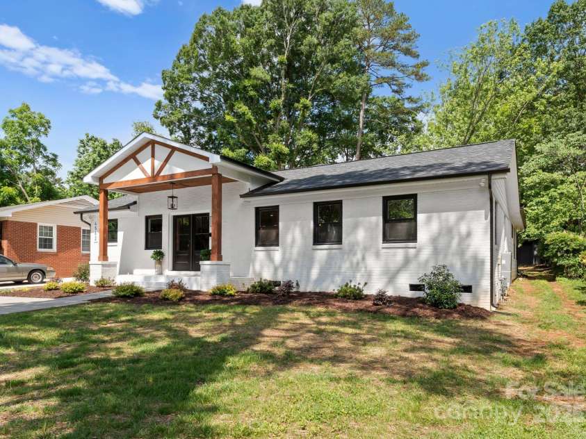 4562 Rockford Court, Charlotte, NC 28209.  MLS# CAR4262925, YatesRealty ID 25045. 