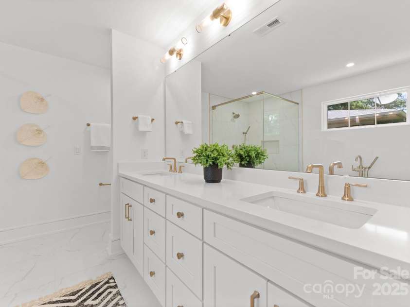 4562 Rockford Court, Charlotte, NC 28209.  MLS# CAR4262925, YatesRealty ID 25045. 