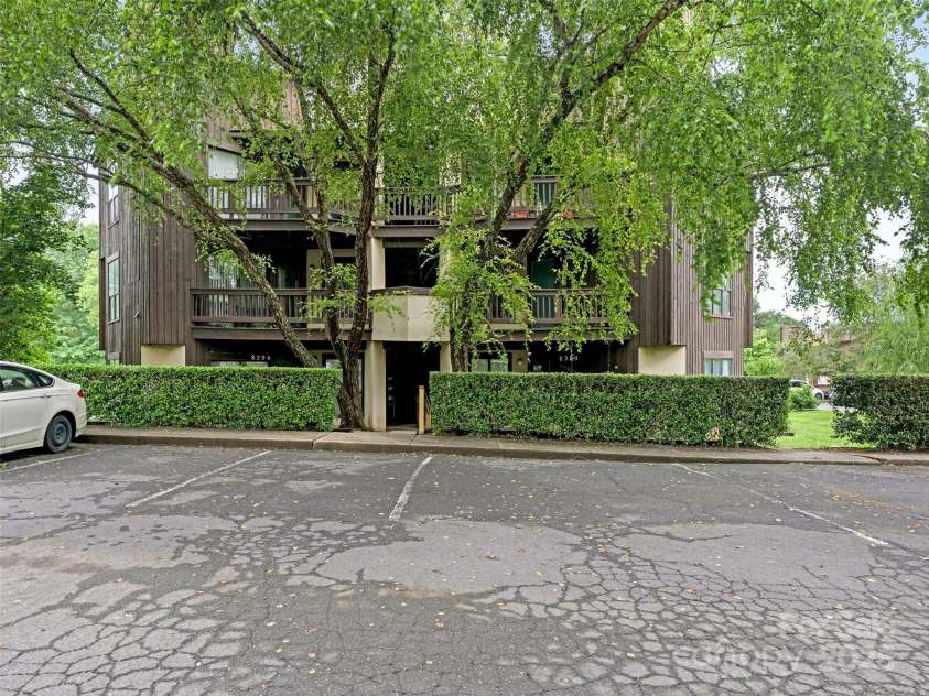 8202 Cedar Glen Drive, Charlotte, NC 28212.  MLS# CAR4265960, YatesRealty ID 25046. 8202 Cedar Glen Drive