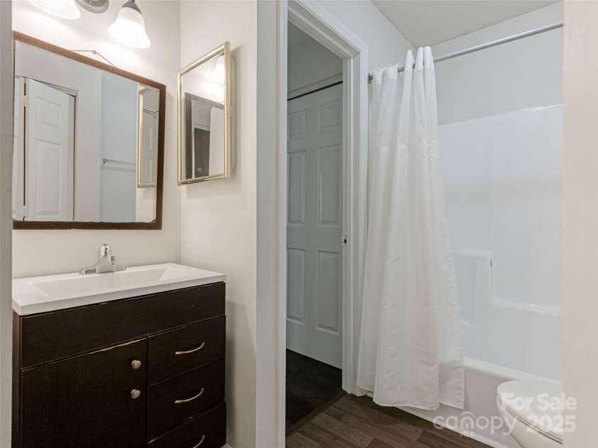 8202 Cedar Glen Drive, Charlotte, NC 28212.  MLS# CAR4265960, YatesRealty ID 25046. Full Bath 2