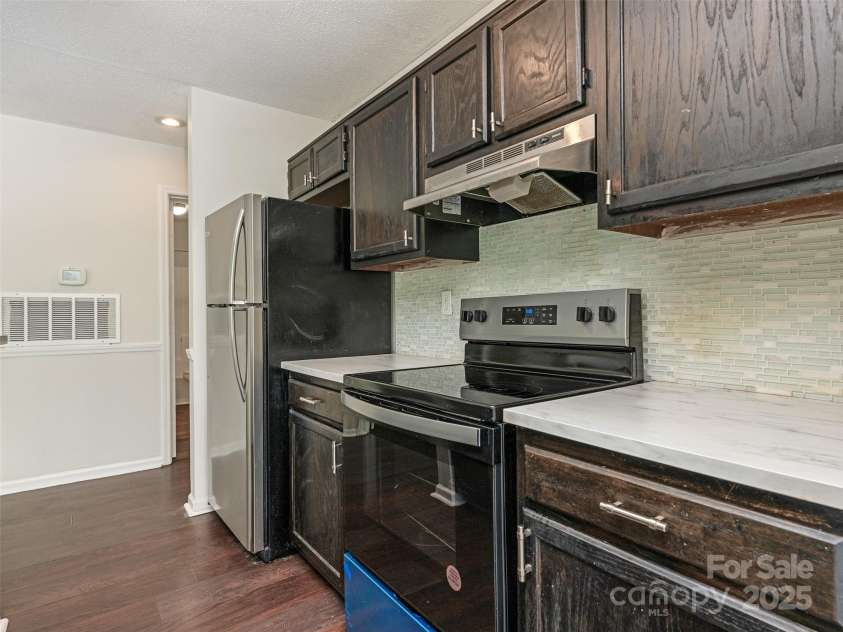 8202 Cedar Glen Drive, Charlotte, NC 28212.  MLS# CAR4265960, YatesRealty ID 25046. Kitchen