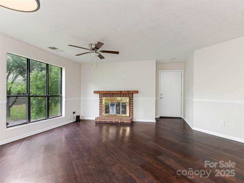 8202 Cedar Glen Drive, Charlotte, NC 28212.  MLS# CAR4265960, YatesRealty ID 25046. Living Room
