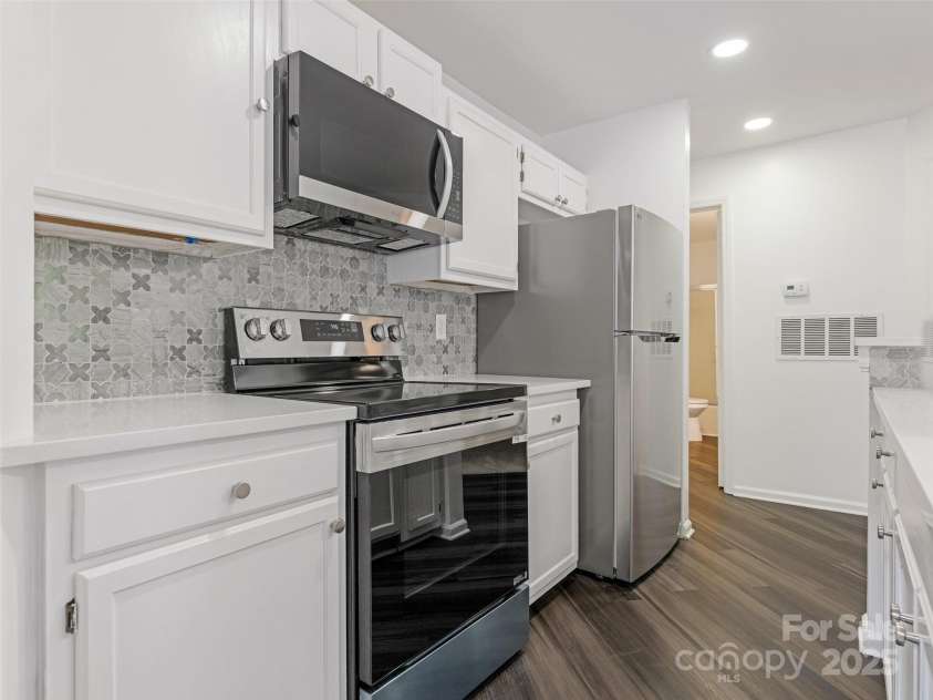 8183 Cedar Glen Drive, Charlotte, NC 28212.  MLS# CAR4265989, YatesRealty ID 25047. Kitchen