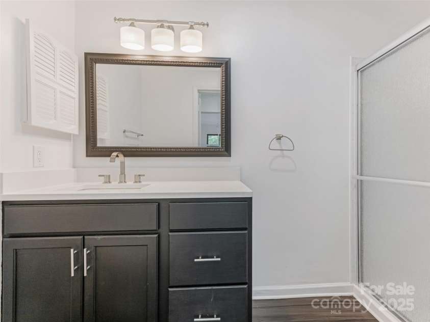 8183 Cedar Glen Drive, Charlotte, NC 28212.  MLS# CAR4265989, YatesRealty ID 25047. Primary Bath