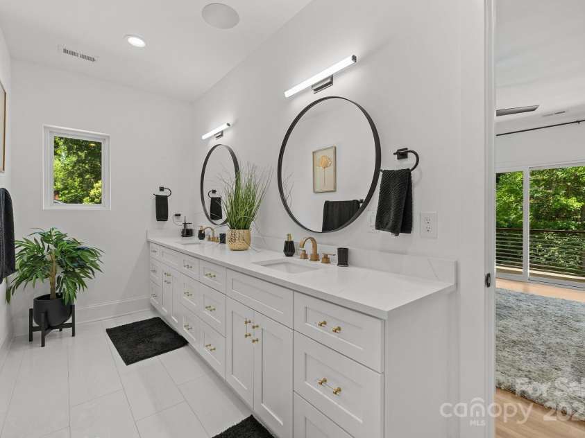 2121 Laburnum Avenue, Charlotte, NC 28205.  MLS# CAR4268870, YatesRealty ID 25048. 