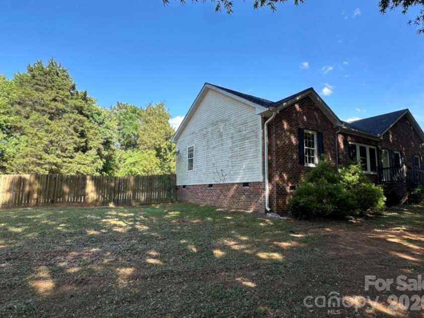 172 Jesse King Road, Advance, NC 27006.  MLS# CAR4378531, YatesRealty ID 25049. 