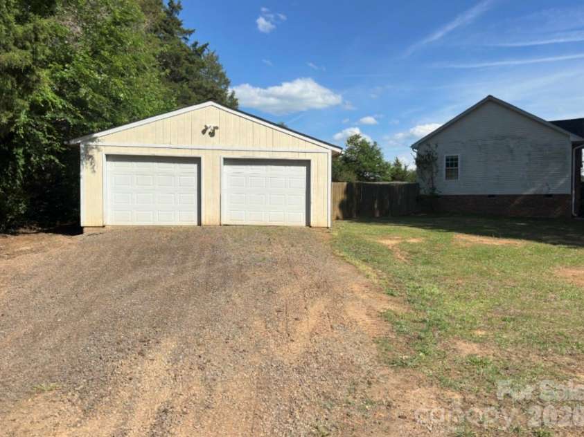 172 Jesse King Road, Advance, NC 27006.  MLS# CAR4378531, YatesRealty ID 25049. 