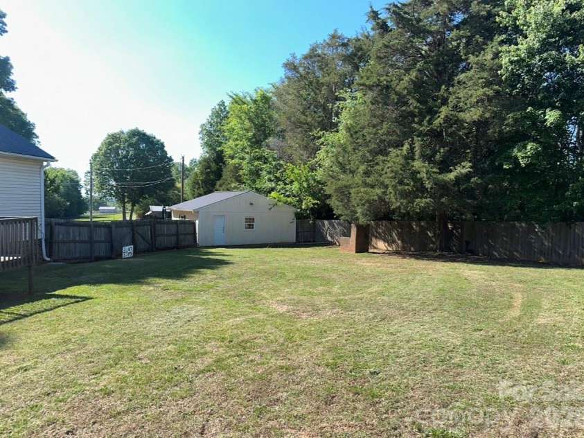 172 Jesse King Road, Advance, NC 27006.  MLS# CAR4378531, YatesRealty ID 25049. 