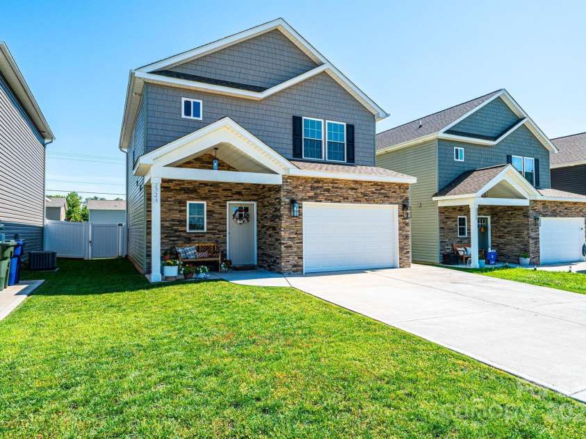 2526 Snow Creek Road, Hickory, NC 28601.  MLS# CAR4272940, YatesRealty ID 25051. 