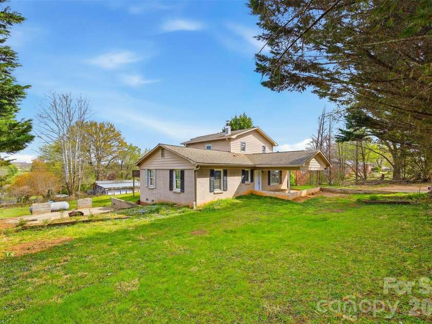 1095 Elm Circle, Granite Falls, NC 28630.  MLS# CAR4357728, YatesRealty ID 25054. 