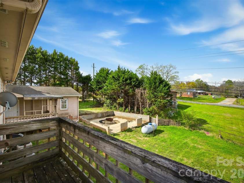 1095 Elm Circle, Granite Falls, NC 28630.  MLS# CAR4357728, YatesRealty ID 25054. 