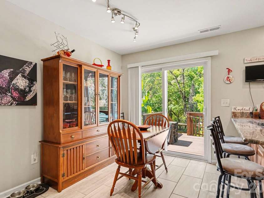 747 Rock Lake Glen, Fort Mill, SC 29715.  MLS# CAR4372101, YatesRealty ID 25055. Dining area