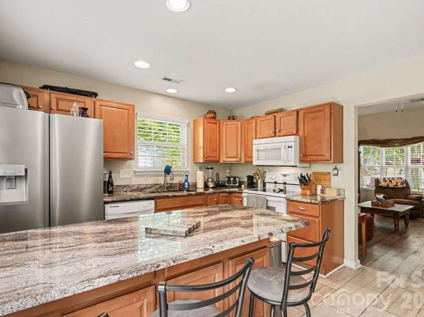 747 Rock Lake Glen, Fort Mill, SC 29715.  MLS# CAR4372101, YatesRealty ID 25055. Kitchen with breakfast bar