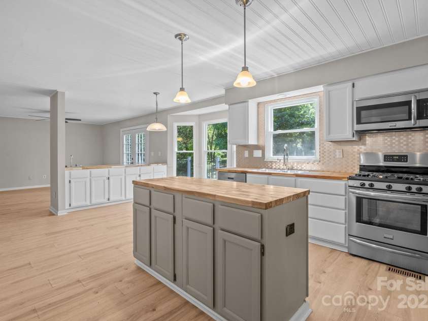 12325 Woodside Falls Road, Pineville, NC 28134.  MLS# CAR4274717, YatesRealty ID 25056. Laundry room